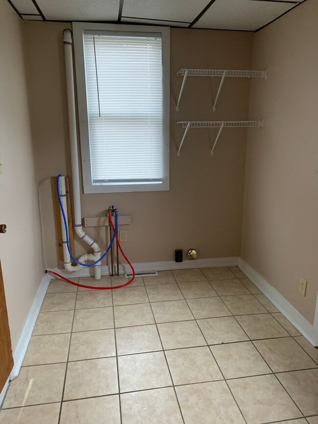 Building Photo - 2 bedroom 1 bath house by City Park