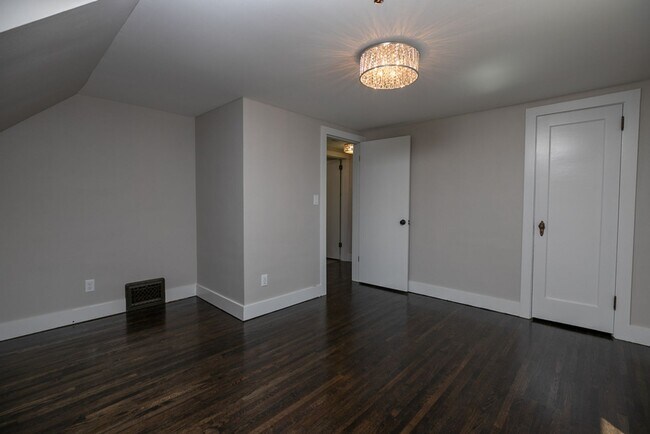 Building Photo - Renovated Beautiful Single Family House