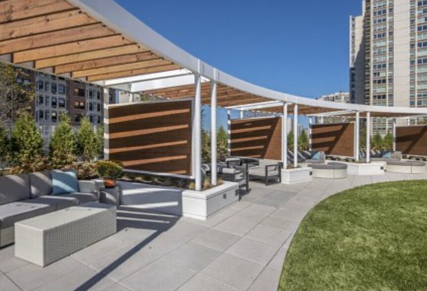Building Photo - 1212 N La Salle Dr