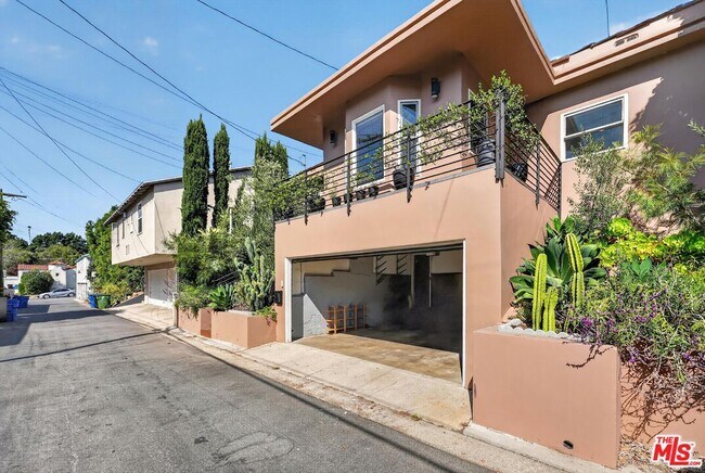 Building Photo - 1515 Rendall Pl