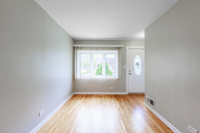 Building Photo - 5557 S Kildare Ave
