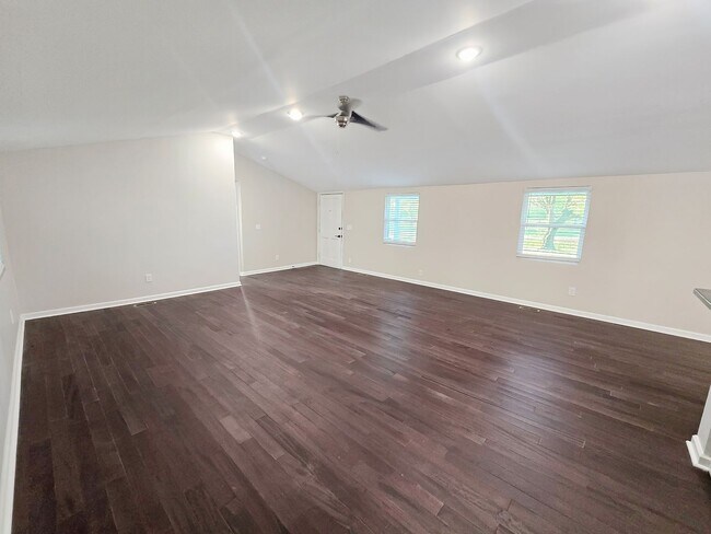 Building Photo - COMPLETELY RENOVATED 4 Bedroom/2 Bath Harv...