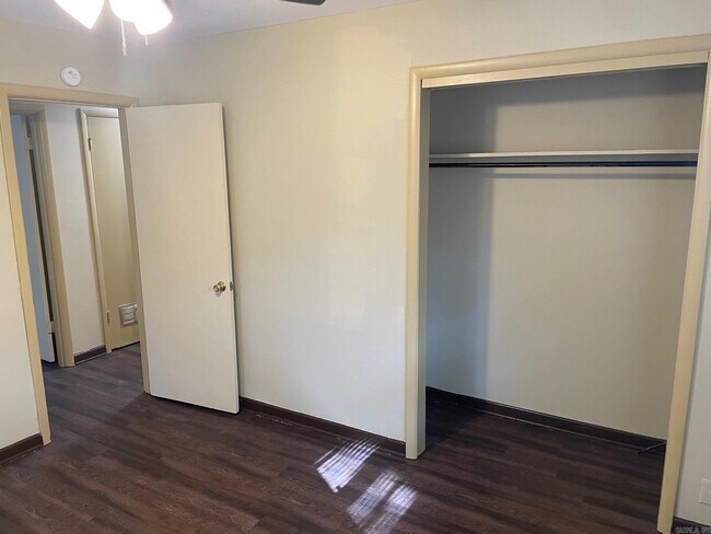 Building Photo - 216 Meadow Park Dr