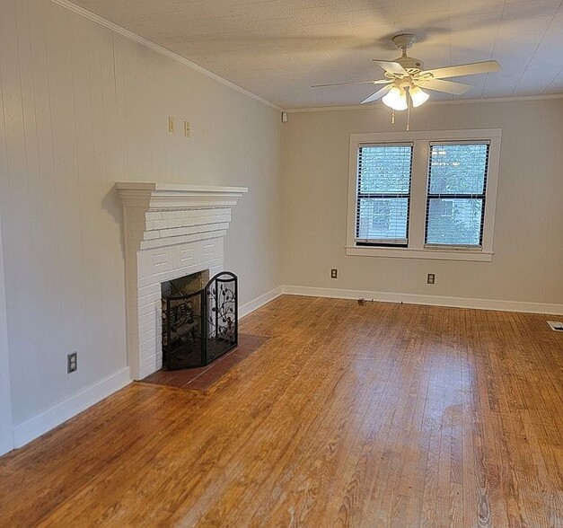 Building Photo - 804 Davis Ave