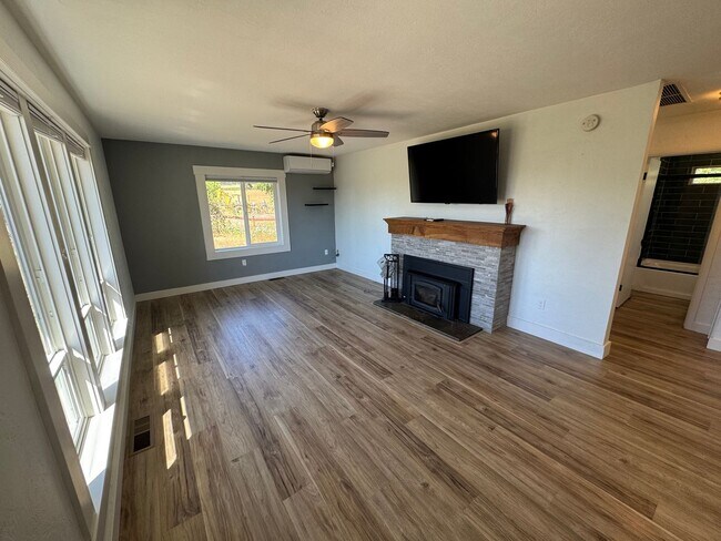 Building Photo - 6620 NE Pettibone Dr