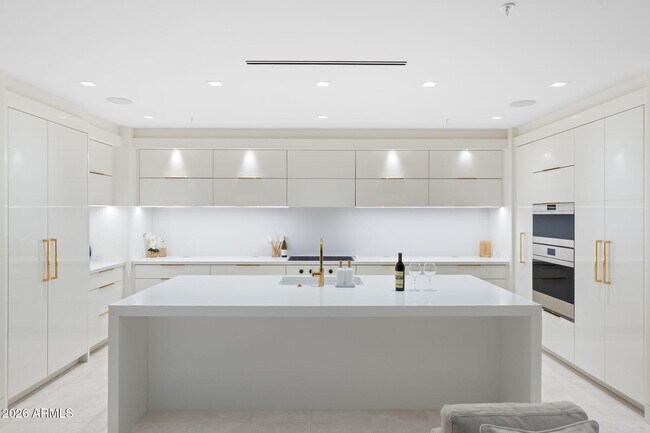 Building Photo - 6587 N Palmeraie Blvd