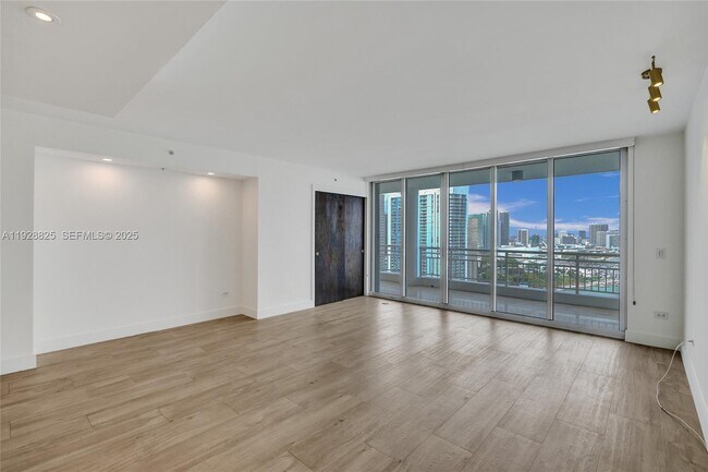Building Photo - 848 Brickell Key Dr