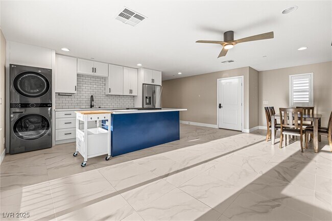 Building Photo - 4631 Amazing View St