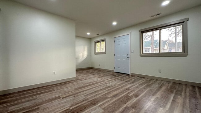 Building Photo - 326 W Kenwood Dr