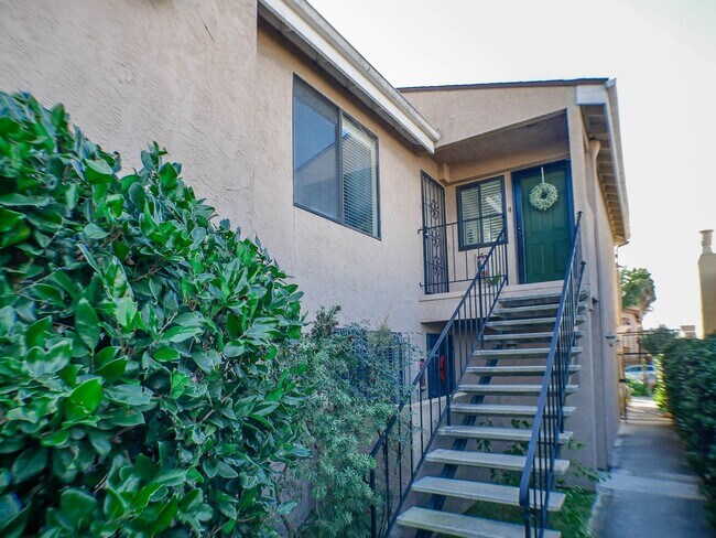 Building Photo - Charming 2 bed/2 bath second level condo with washer/dryer & assigned parking