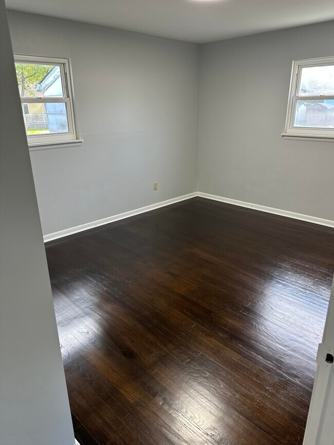 Building Photo - 8 Bella Coola Trl