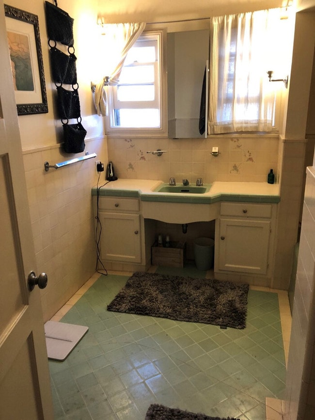 Building Photo - ART DECO TOWNHOUSE ON SYCAMORE