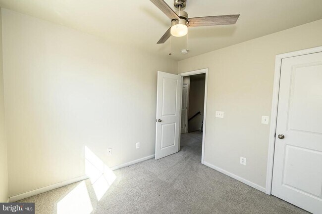 Building Photo - 105 Lantana Ln