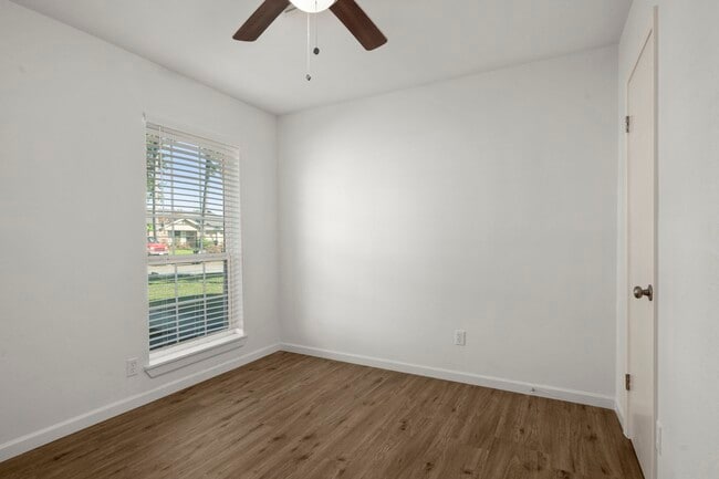 Building Photo - 914 Grand Oaks Dr