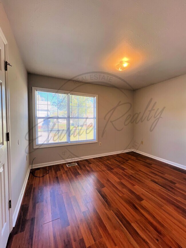 Building Photo - ON SPECIAL: Three Bedroom Ranch with Appli...