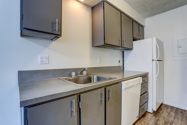 Building Photo - Look no Further, Tyee offers a SUPER 1bed/...