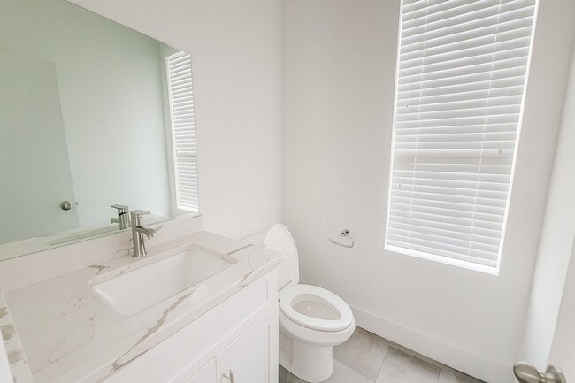 Building Photo - 1931 N Prairie Ave