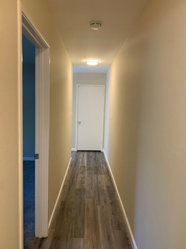 Building Photo - 39-1810