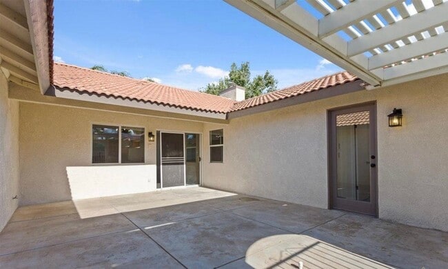 Building Photo - NW-Bakersfield  3 bed/2 bath with pool