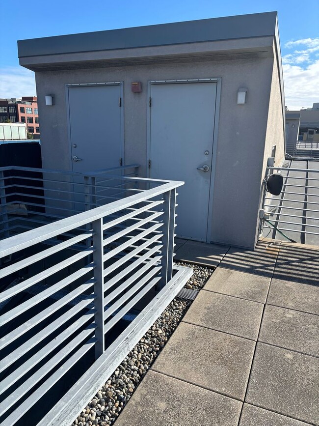 Building Photo - Rare Loft Style Condo, Huge Windows, High Ceilings, 1.5BR/2BA/3 Stories, Perfect Location!