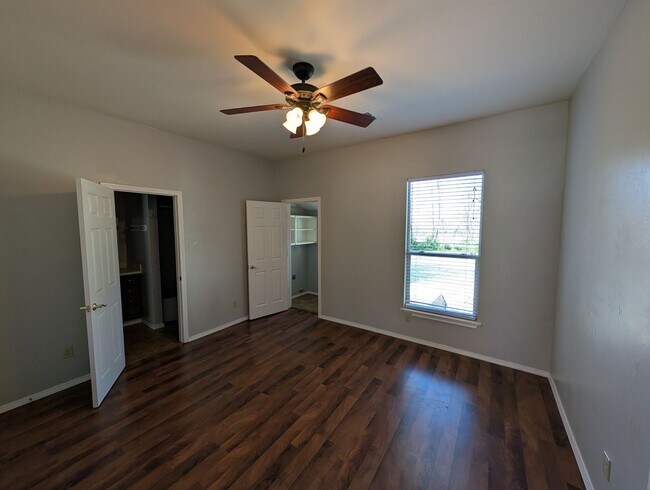 Building Photo - 2 bedroom 1 bathroom house in Downtown Edmond with central heat and air and washer/dryer hookup