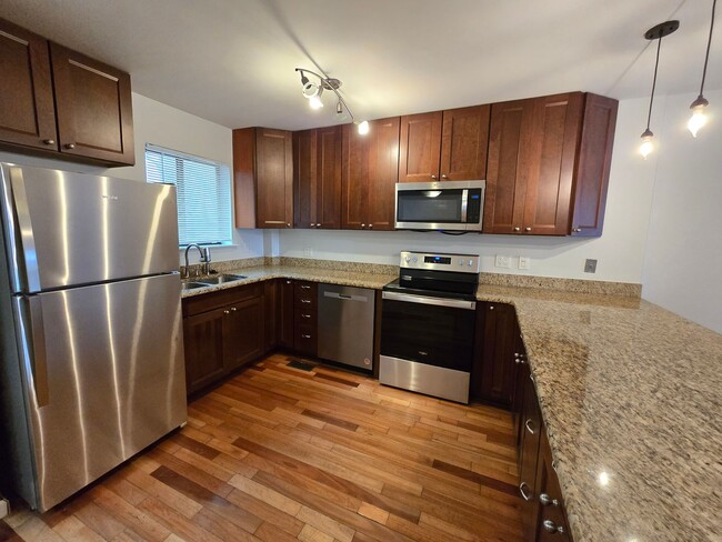 Building Photo - WASHINGTON SQUARE 2 BED 2 BATH BILEVEL APA...