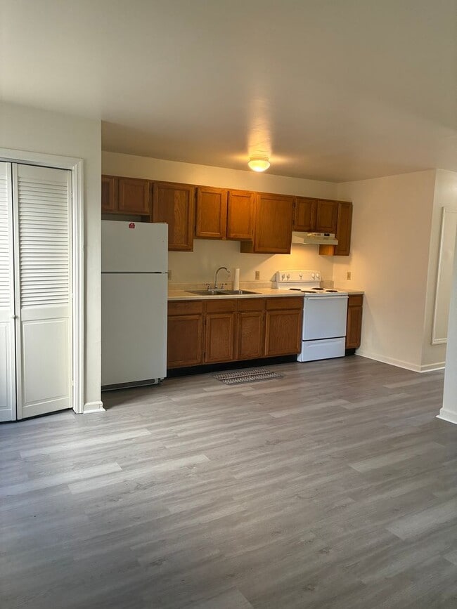 Primary Photo - Bright & Spacious 2BR Top-Floor Apartment ...