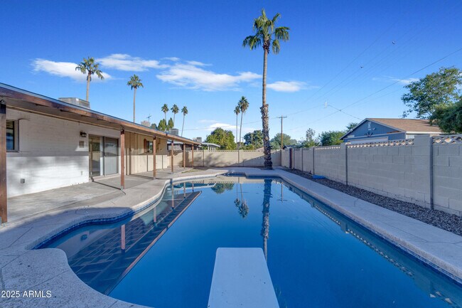 Building Photo - 517 E Hermosa Dr