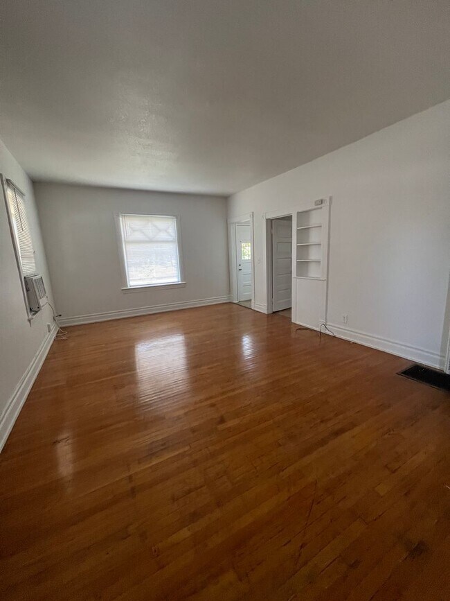 Building Photo - One bedroom apartment in downtown Riverside!