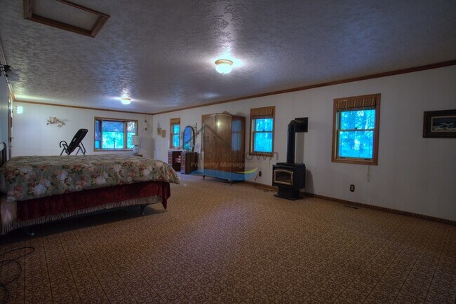 Building Photo - Custom Country Home With Spectacular Views...
