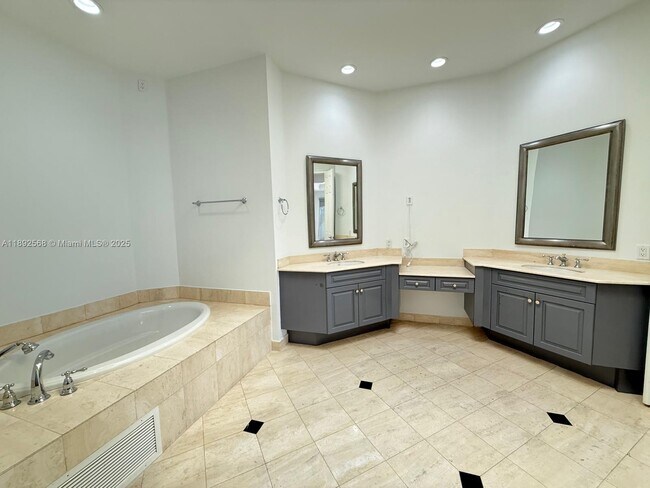Building Photo - 996 Sanibel Dr