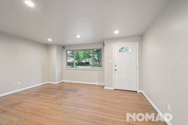 Building Photo - Spacious 5BR House in Aurora