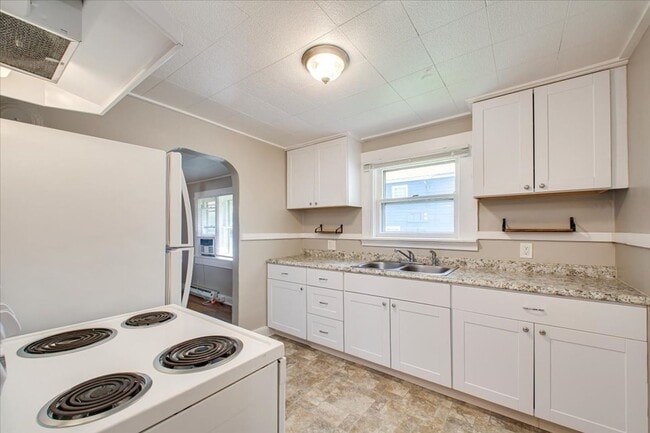 Building Photo - Adorable Guest Cottage in the North End!