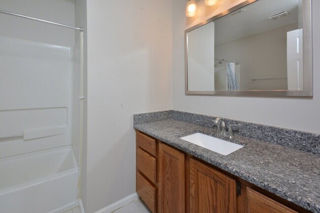Building Photo - Charming Durham Townhome in Westgate Townes!