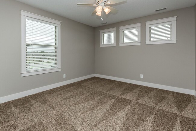 Building Photo - Gorgeous 4 Bed Home! Brand new carpet!