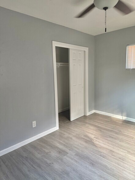 Building Photo - 2615 W Morten Ave