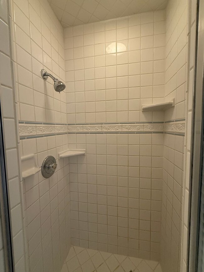 Building Photo - Amazing 3 Bedroom Montrose Home!