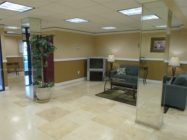 Building Photo - 4174 Inverrary Dr