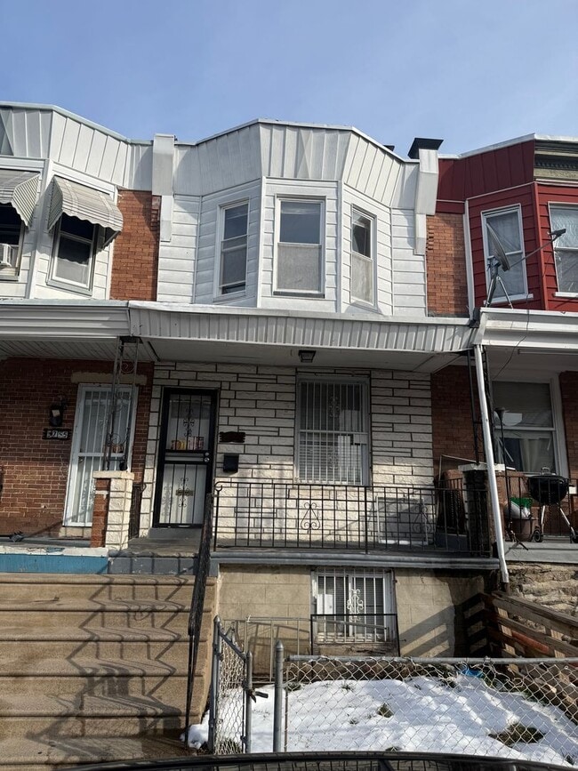 Building Photo - 3 Bedroom Home Steps to LaSalle University