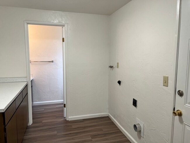 Building Photo - 2 bed 1 1/2 bath duplex in Springfield!