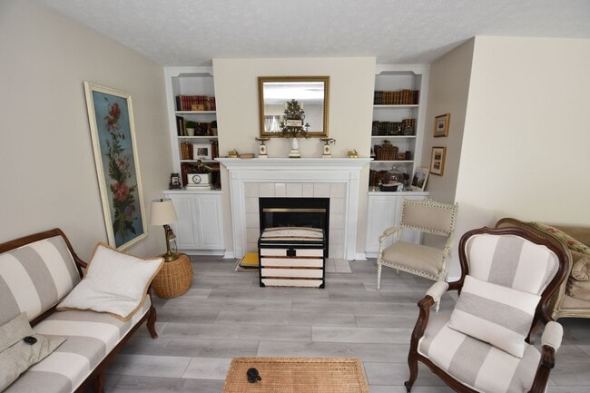 Building Photo - Home in Farmington Hills, 3 bedroom, 2 bath. Close to Notre Dame!