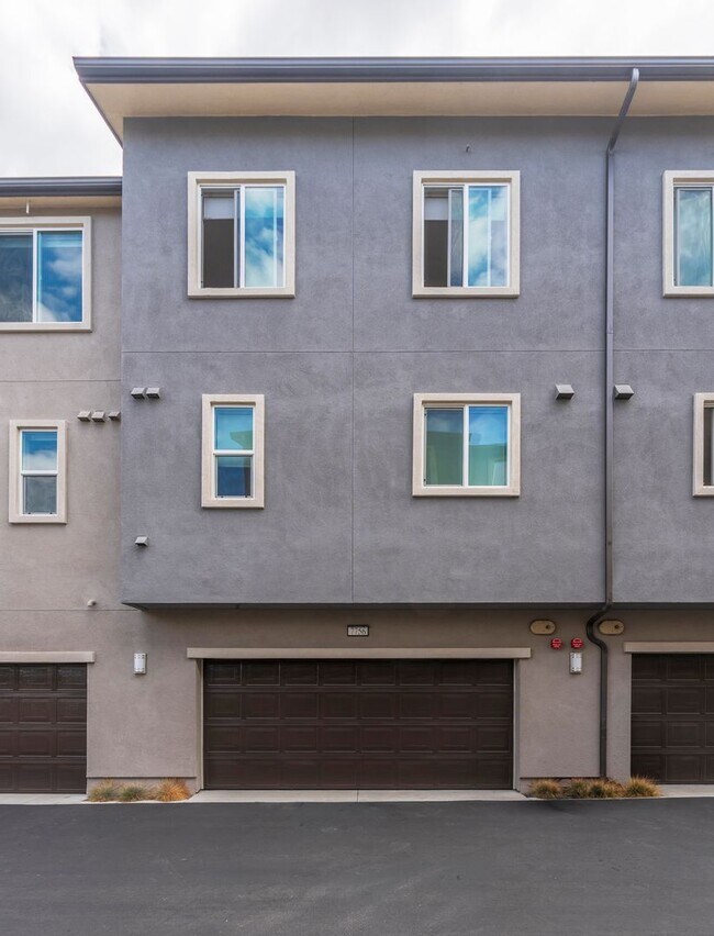 Building Photo - Newer townhome rental located in the gated One Seven Eight community!