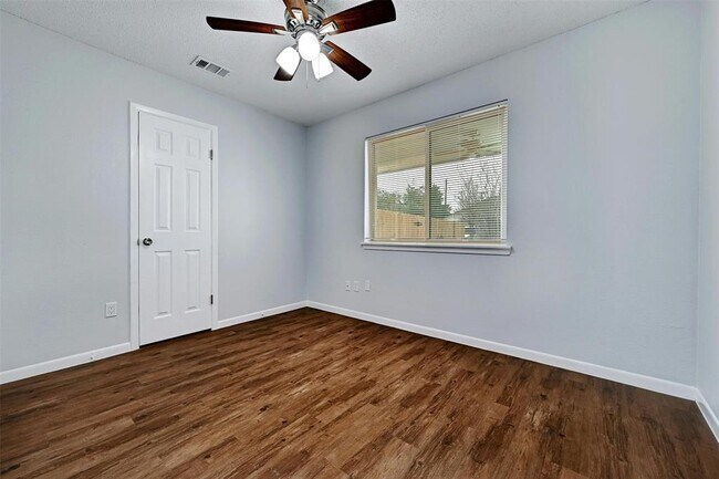 Building Photo - 601 Valley View Dr