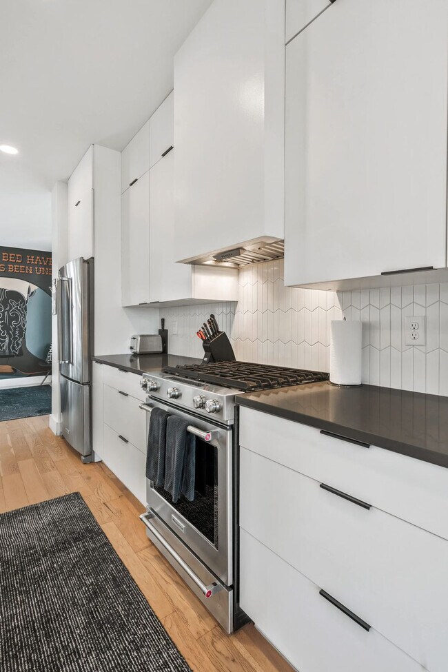 Building Photo - 1007 12th Ave N