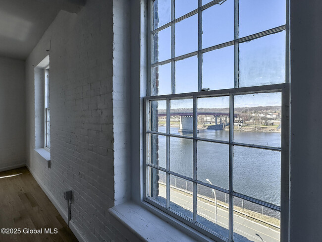 Building Photo - 145 River St