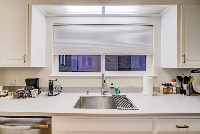 Building Photo - 672 Baden Ave