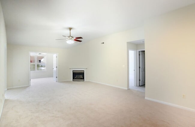 Building Photo - Three Bedroom/Two Bath/Fenced Yard/Community Pool