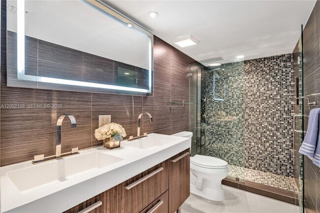 Building Photo - 1623 Collins Ave