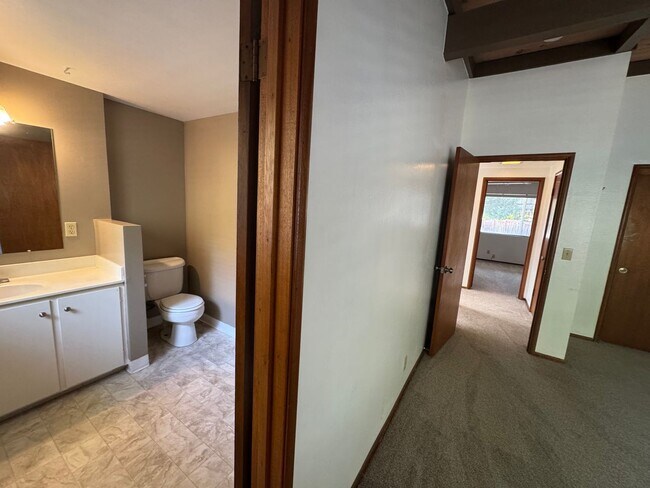 Building Photo - 611 Clubhouse Dr
