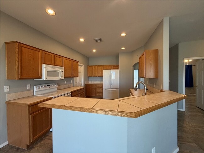 Building Photo - 1903 E La Entrada Pl